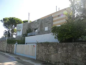 Villa in an exclusive residential development in Calonge, with sea views.