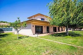 Large Detached Villa located in a quiet residential area close to all services.