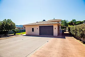 Large Detached Villa located in a quiet residential area close to all services.