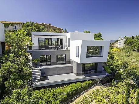 Detached Modern Villa with Superb Sea Views
