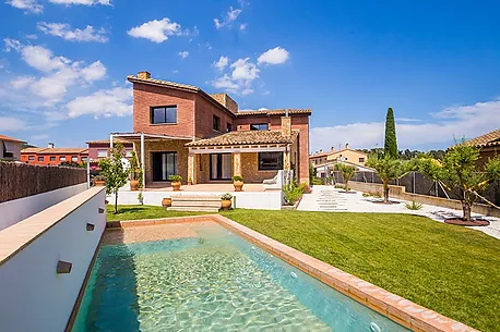 Casa independent amb piscina a Vall-llobrega