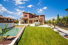 Detached house with pool in Vall-llobrega