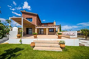 Casa independiente con piscina en Vall-llobrega