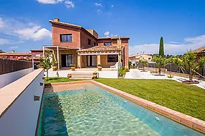 Detached house with pool in Vall-llobrega