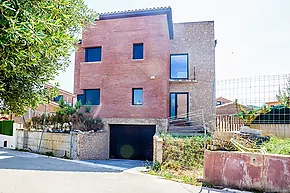 Casa independiente con piscina en Vall-llobrega