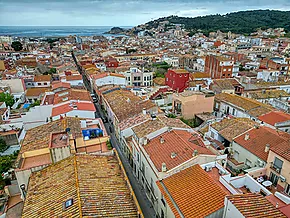 Casa adossada a Sant Feliu de Guixols