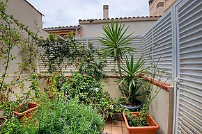 Casa adossada a Sant Feliu de Guixols