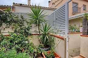 Casa adossada a Sant Feliu de Guixols