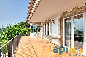 Maison moderne avec vue sur la mer à Calonge