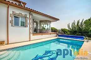 Maison moderne avec vue sur la mer à Calonge