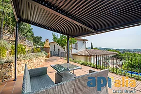 Maison moderne avec vue sur la mer à Calonge