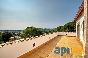 Maison moderne avec vue sur la mer à Calonge