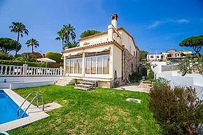 Villa individuelle de 4 chambres avec piscine et vue sur la mer