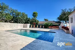 Gran vila reformada amb piscina i llicència turística