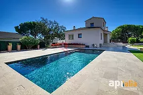 Gran vila reformada amb piscina i llicència turística