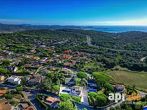 Gran vila reformada amb piscina i llicència turística