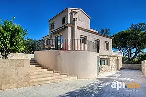 Gran vila reformada amb piscina i llicència turística