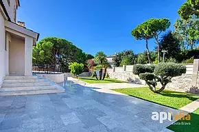 Gran vila reformada amb piscina i llicència turística