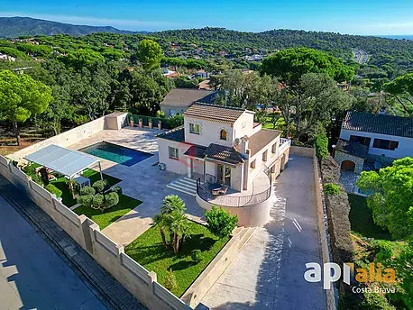 Gran vila reformada amb piscina i llicència turística