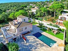 Gran vila reformada amb piscina i llicència turística