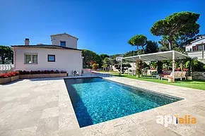 Gran vila reformada amb piscina i llicència turística