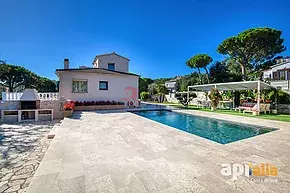 Gran vila reformada amb piscina i llicència turística