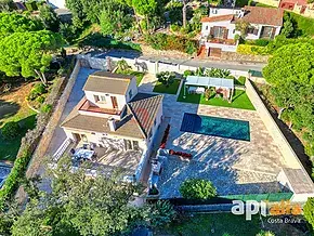 Gran vila reformada amb piscina i llicència turística