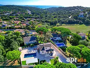 Gran vila reformada amb piscina i llicència turística