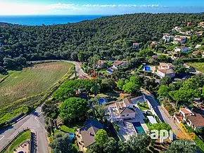 Gran vila reformada amb piscina i llicència turística